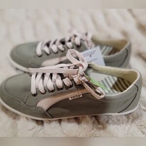 Taos Sage/beige Shooting Star shoes, size 10